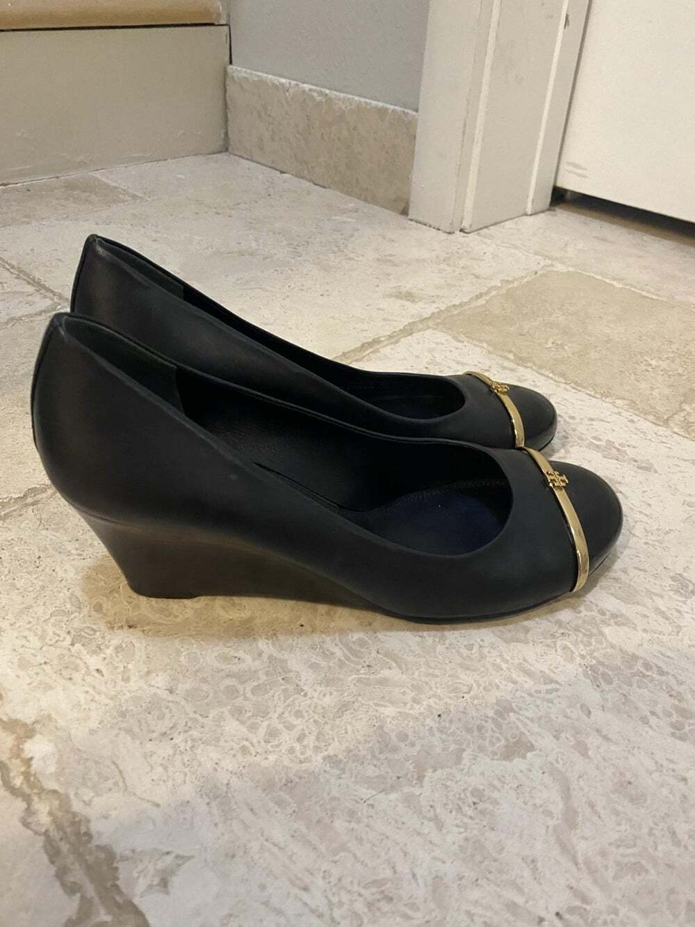 Tory Burch Pacey Shoes Womens Size 10.5 Black Wedge Round Toe Logo Patent Pumps - Picture 2 of 5